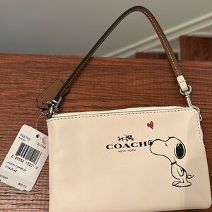 NWT snoopy corner zip F65193